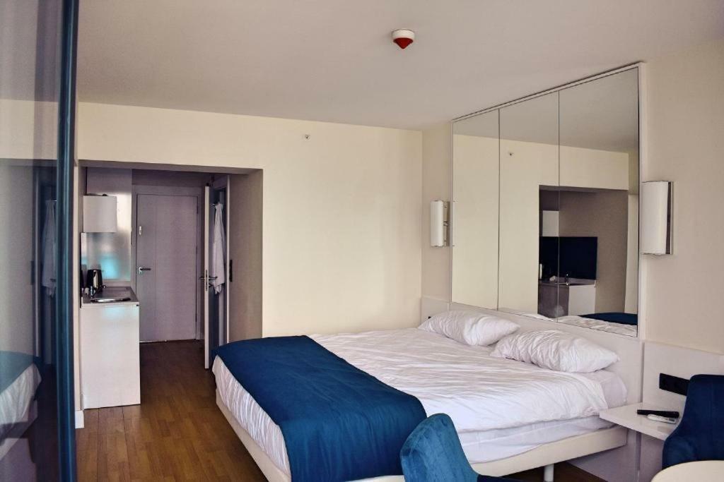 Deluxe Hotel Room In The Heart Of Batumi Orbi City A Block Kültér fotó